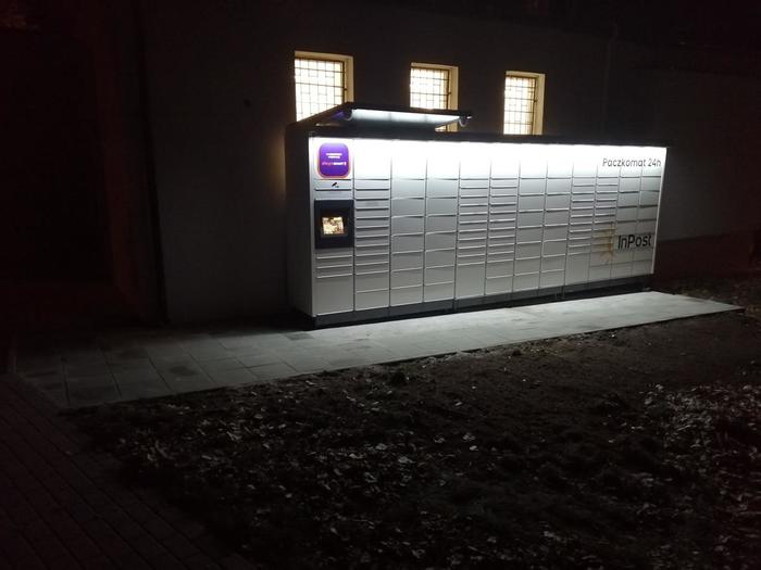 Parcel Locker LOD19M Za budynkiem sklepu spożywczo - przemysłowego