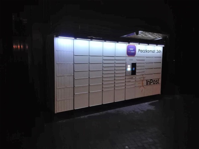 Paczkomat LOD20N Na dziedzińcu biurowca Nowa Fabryczna