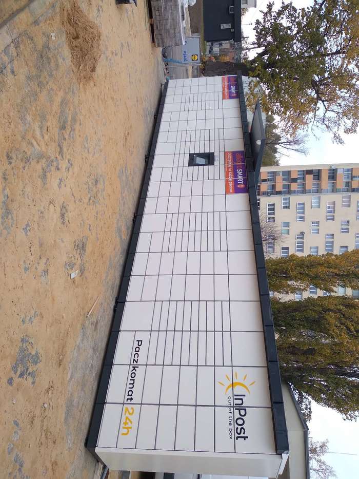 Paczkomat LOD217M Na parkingu przy Lidlu