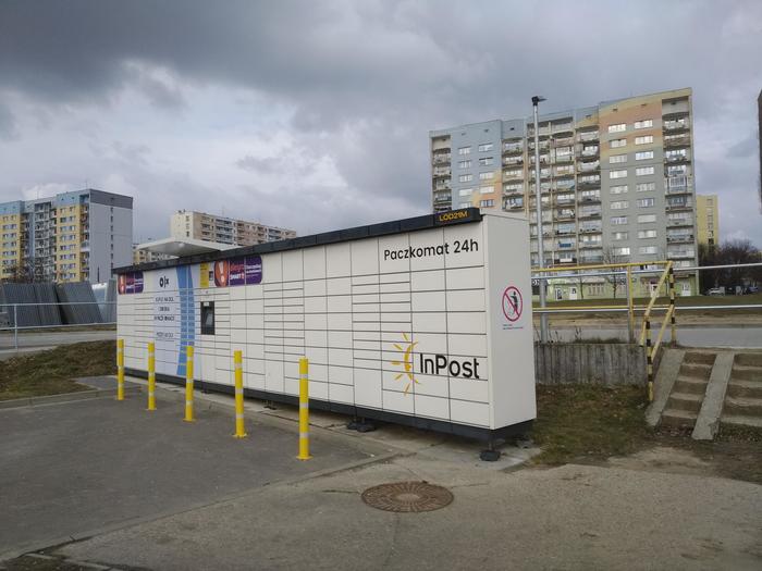 Paczkomat LOD21M Przy sklepie Lidl, na końcu parkingu