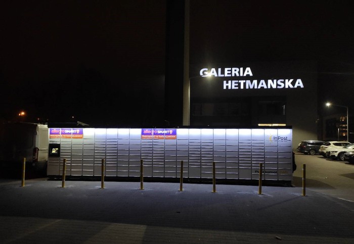 Paczkomat LOD233M Na parkingu przed galerią