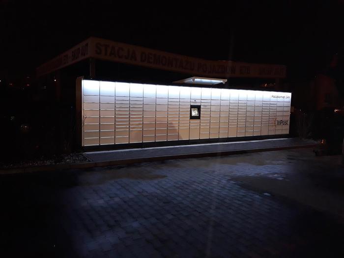 Paczkomat LOD23M Na końcu parkingu sklepu Lidl