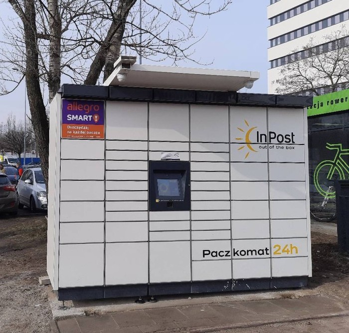 Paczkomat LOD240M Obok parkingu dla rowerów