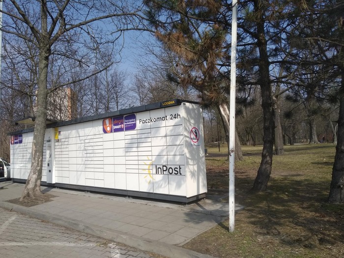 Paczkomat LOD24A Na parkingu