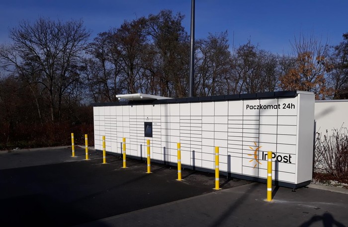 Paczkomat LOD24M Na końcu parkingu sklepu Lidl