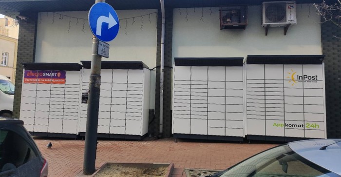 Paczkomat LOD27BAPP Przy hali Zielony Rynek, od ulicy Małej