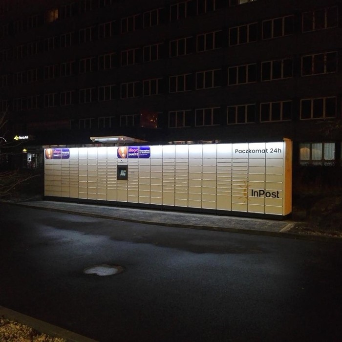 Paczkomat LOD27M Na końcu parkingu sklepu Lidl
