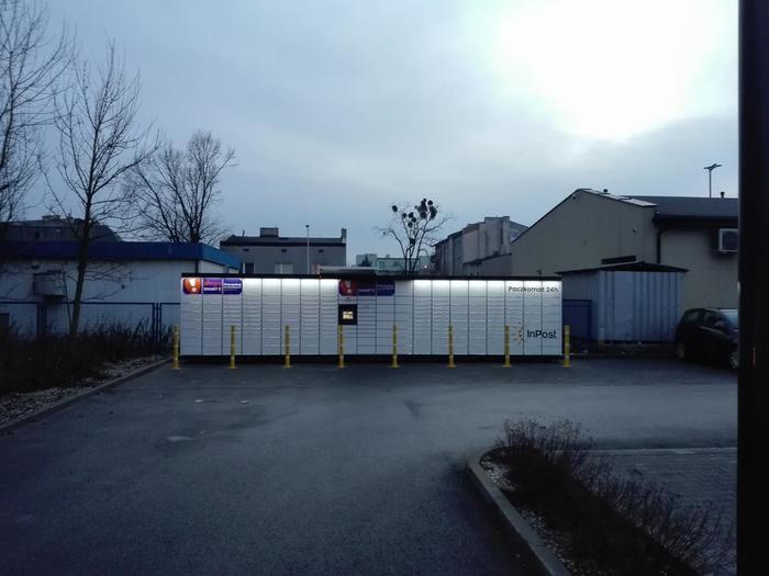 Paczkomat LOD29M Na końcu parkingu sklepu Lidl