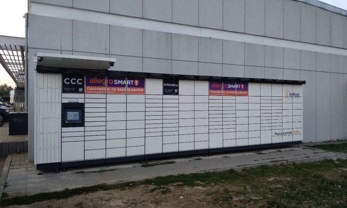 Paczkomat LOD300M Z tyłu marketu Biedronka