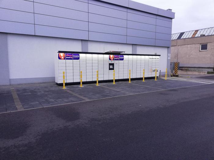 Paczkomat LOD30M Na parkingu przy markecie Lidl
