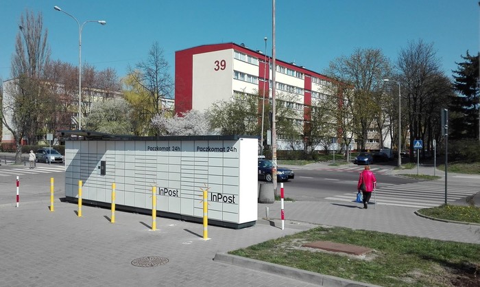 Paczkomat LOD31N Przy głównym wejściu na rynek