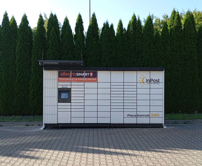 Paczkomat LOD326M na parkingu Okęgowej stacji kontroli pojazdów