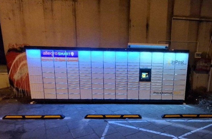 Paczkomat LOD330M Na parkingu
