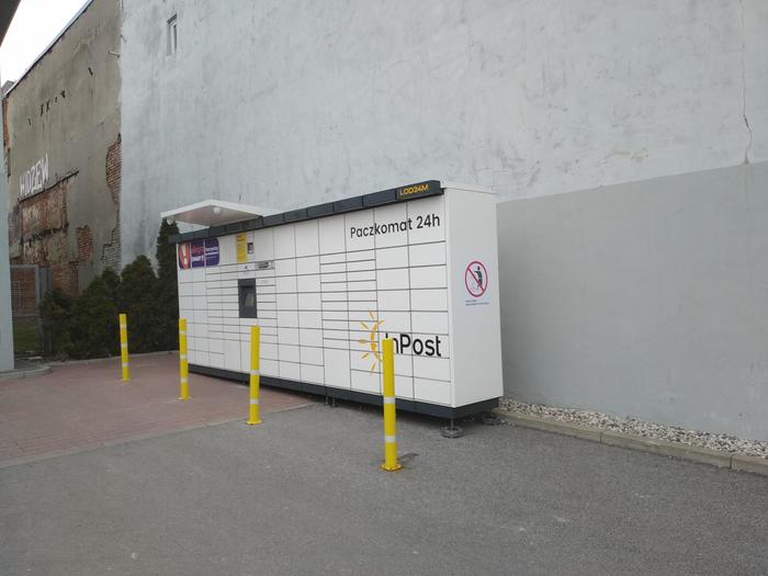 Поштомат LOD34M Na końcu parkingu sklepu Lidl