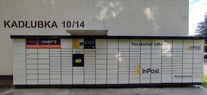 Поштомат LOD37M przy bocznej ścianie bloku na szczycie Kadłubka 10/14