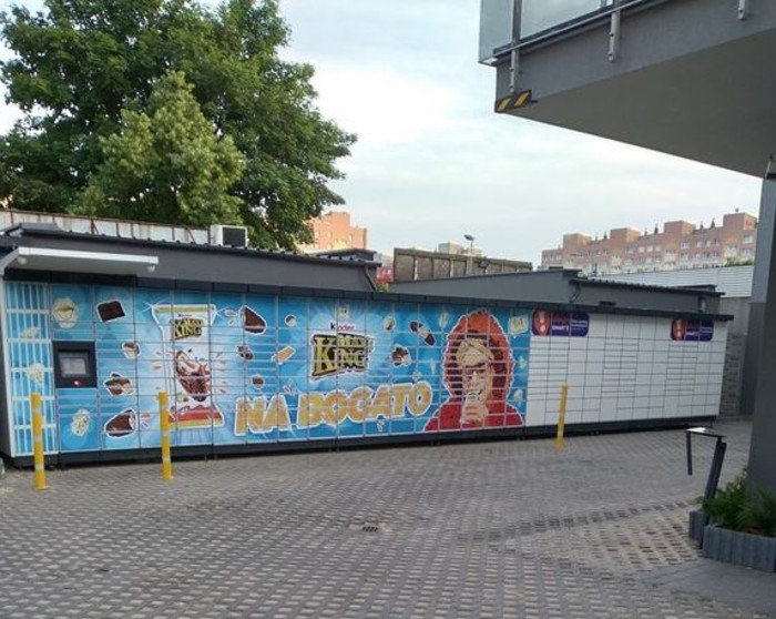 Paczkomat LOD38M Na parkingu przy sklepie Żabka