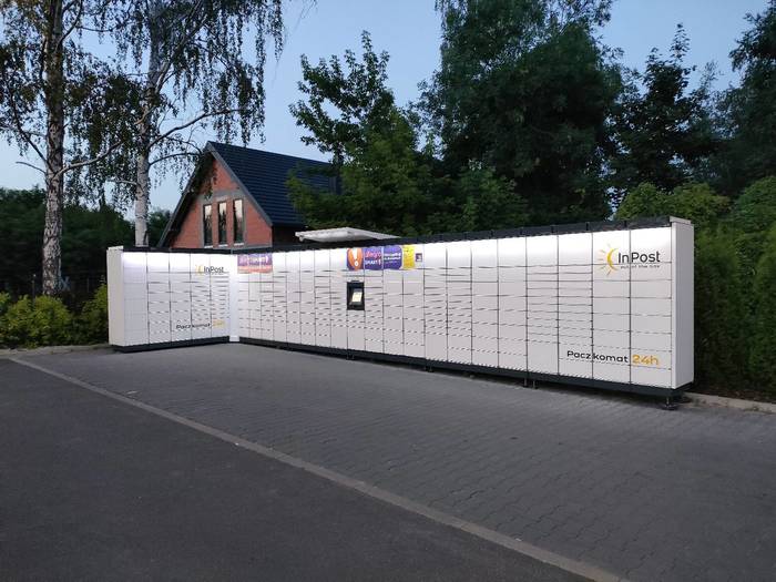 Paczkomat LOD40M Na parkingu przy Lidlu
