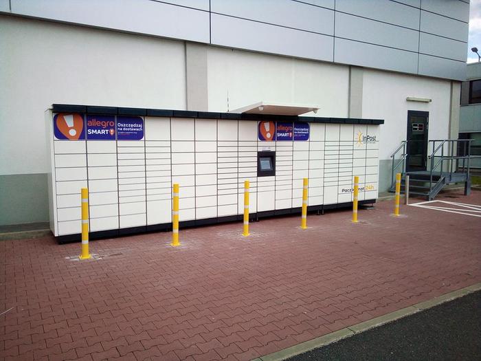 Paczkomat LOD41M Przy ścianie na końcu parkingu sklepu Lidl