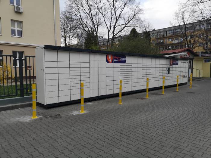 Paczkomat LOD42N Na końcu parkingu