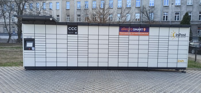 Paczkomat LOD49M Na parkingu budynku Business House