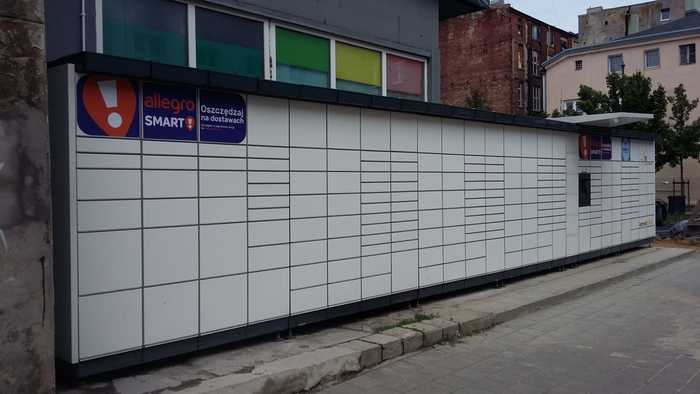 Paczkomat LOD50M Na ścianie kwiaciarni