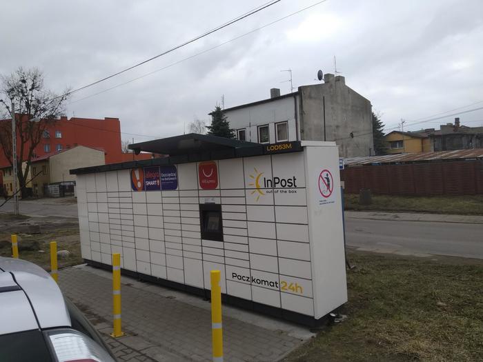 Paczkomat LOD53M Przed Salonem Prasowym, przy parkingu