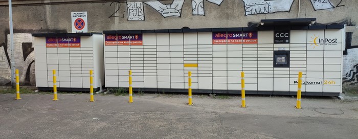 Paczkomat LOD55M Na parkingu przy Domu Handlowym DOMUS