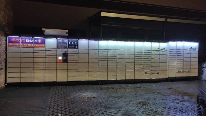 Paczkomat LOD56N Na końcu parkingu CH Cegielnia