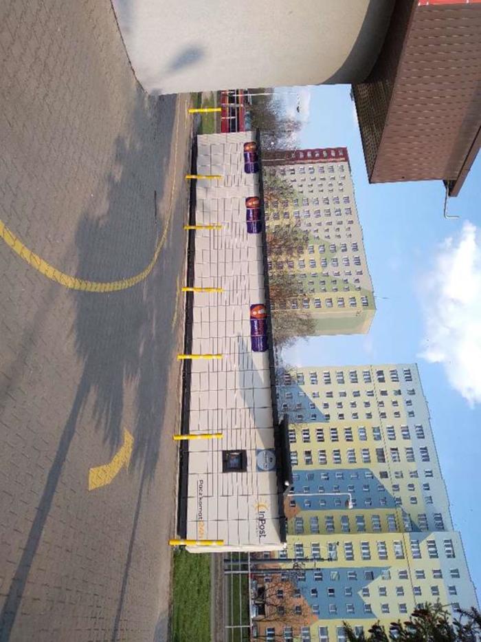 Paczkomat LOD57M Za budynkiem, od strony ul. Wyszyńskiego