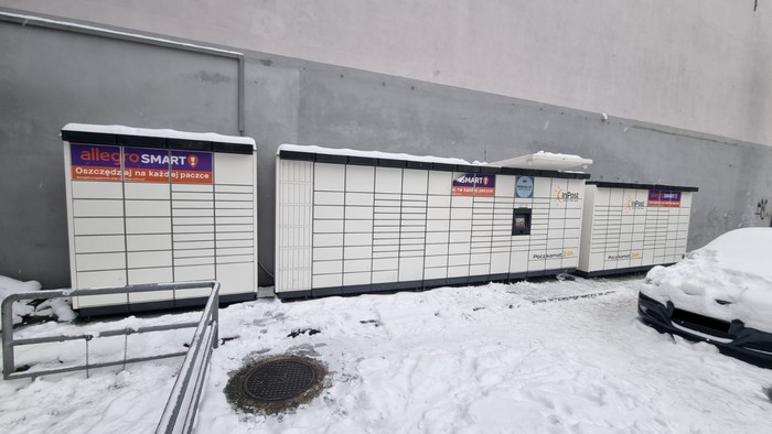 Paczkomat LOD60M Przed wejściem do Stokrotki