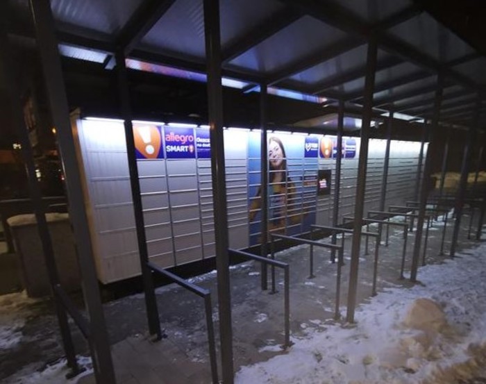 Paczkomat LOD61M Przy wjeździe na parking podziemny