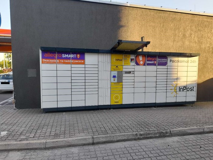 Paczkomat LOD66N Przy bocznej ścianie stacji paliw Circle K