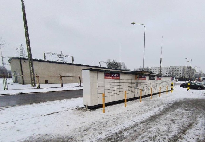 Paczkomat LOD67N Na parkingu marketu Netto