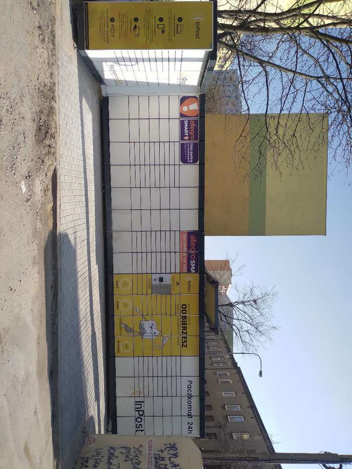Paczkomat LOD70N Przy wjeździe na parking