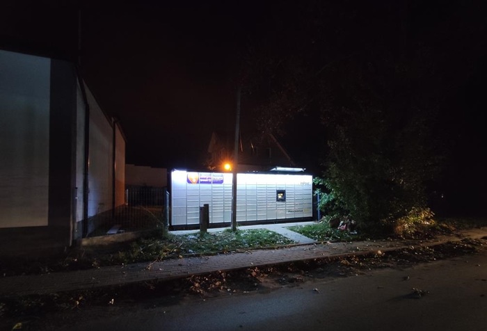 Paczkomat LOD72M Za budynkiem, od strony ul. Marmurowej