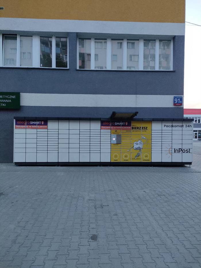 Parcel Locker LOD72N Na parkingu przy budynku