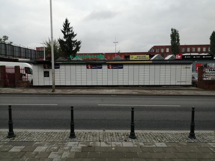 Paczkomat LOD73M Po lewej stronie od wjazdu na teren warsztatu