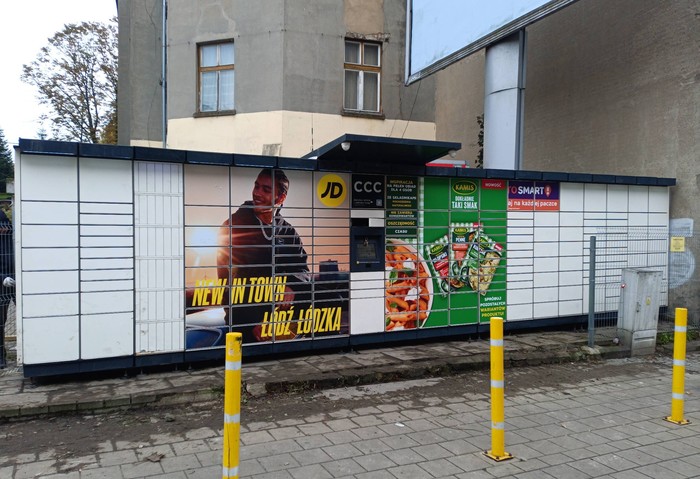 Paczkomat LOD74M Na posesji prywatnej