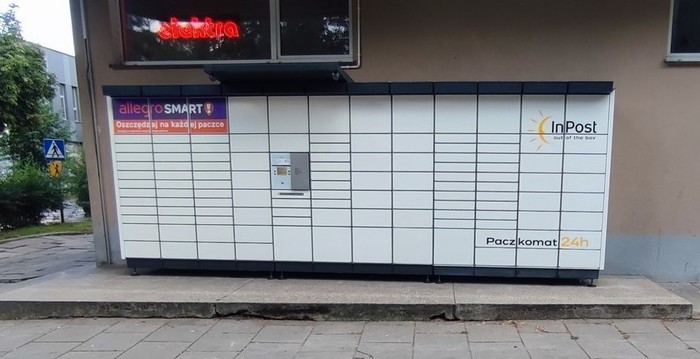 Paczkomat LOD74N Przy bloku mieszkalnym Al. 1 Maja 76