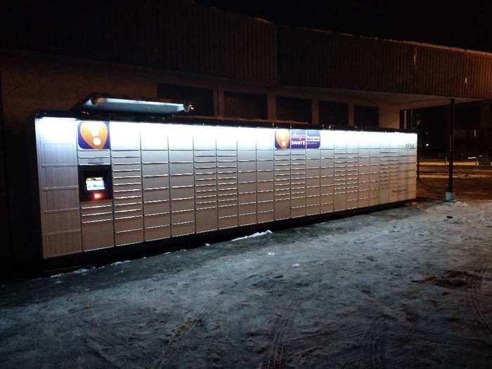 Paczkomat LOD75M Na ścianie szczytowej sklepu żabka