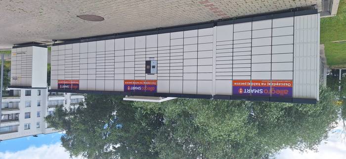 Paczkomat LOD76N Na parkingu Myjni