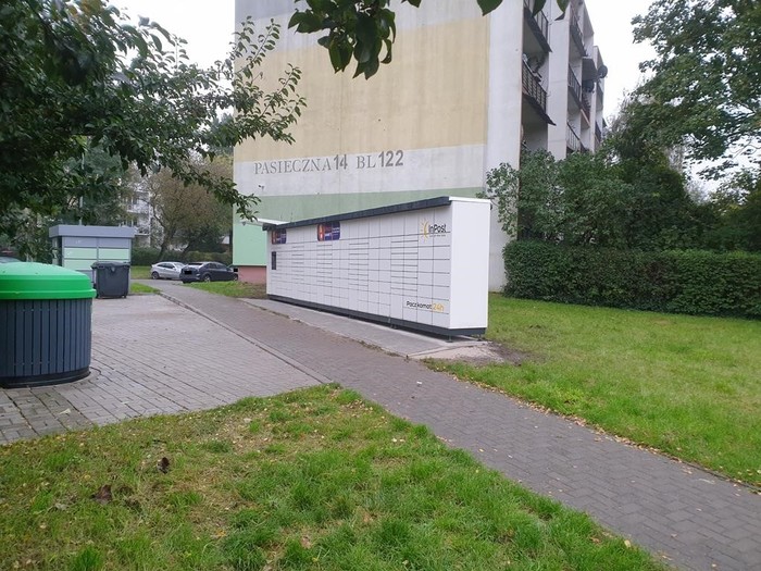 Paczkomat LOD77M Na szczycie bloku nr 122, przy śmietnikach