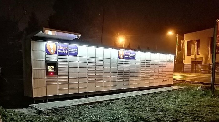 Поштомат LOD83M Po prawej stronie od wjazdu na stację
