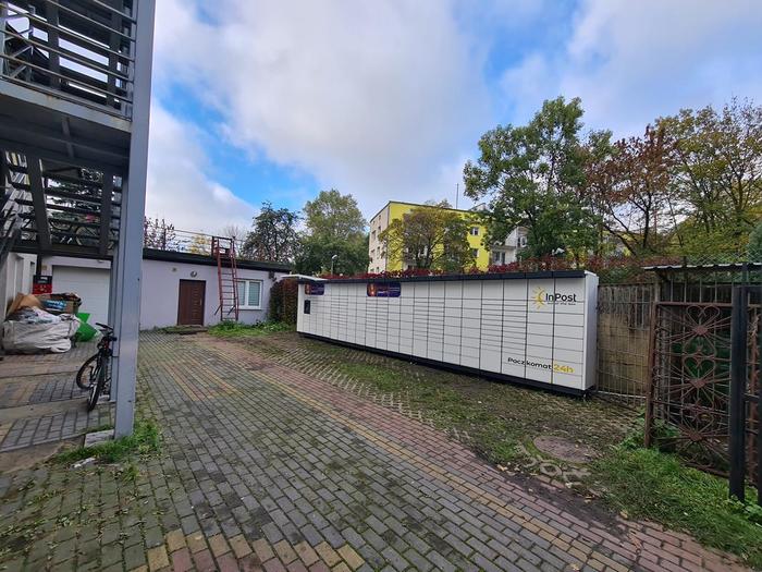 Paczkomat LOD86M Po prawej stronie od wejścia do Żabki
