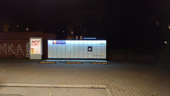 Paczkomat LOD89M Na parkingu stacji paliw Shell