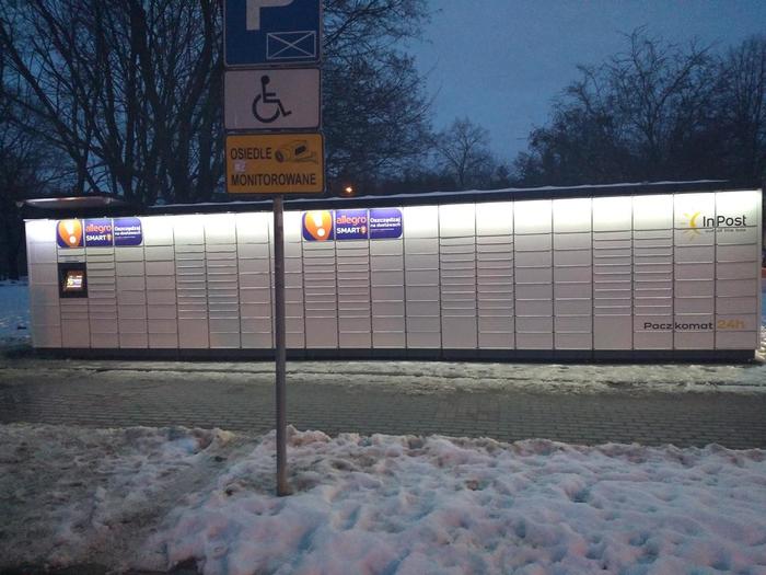 Paczkomat LOD92M Obok parkingu naprzeciwko kościoła