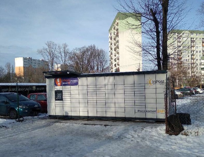 Paczkomat LOD93M Po lewej stronie wjazdu na parking