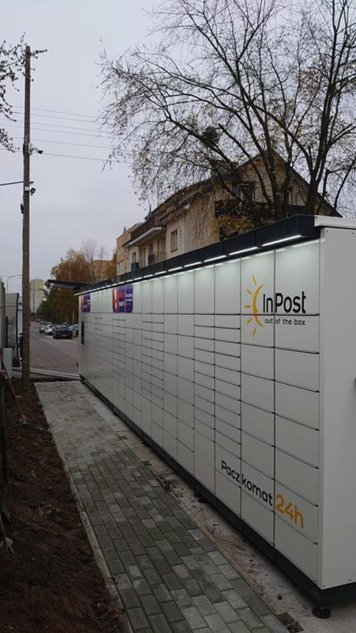 Paczkomat LOD99M Po prawej stronie od wjazdu na parking