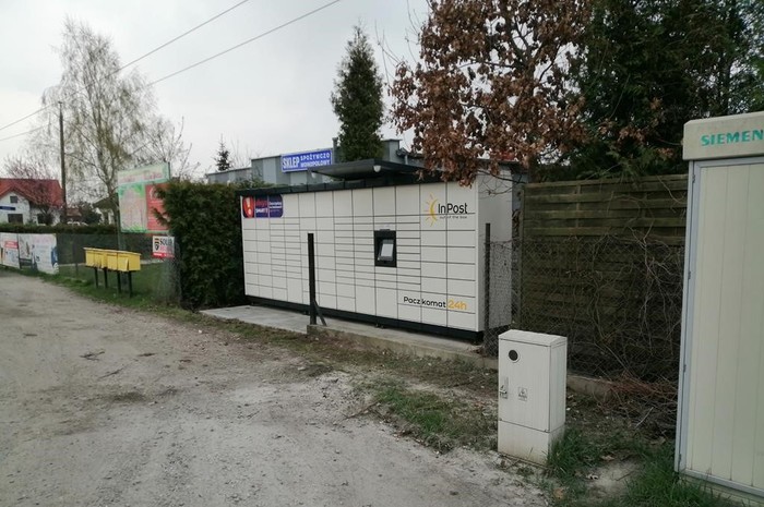 Paczkomat LOH01M Przed sklepem