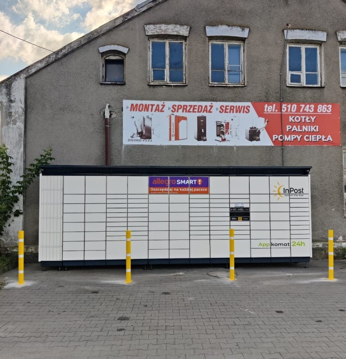 Parcel Locker LOM02BAPP przy sklepie metalowym